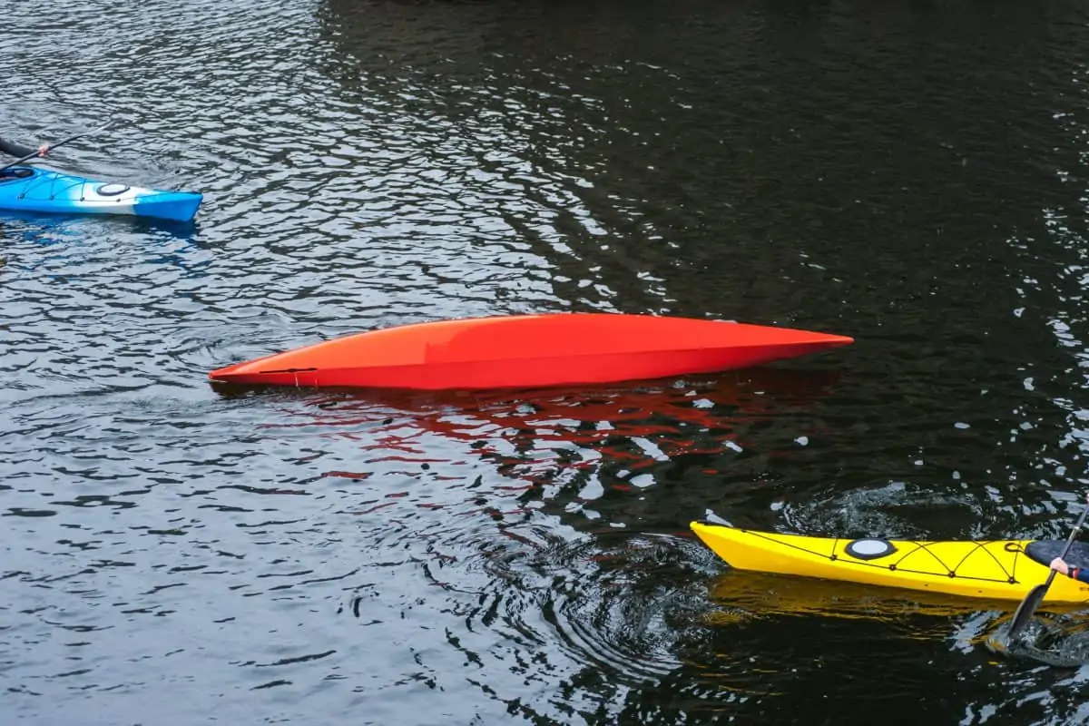 Kayak loosing stability and rolling 