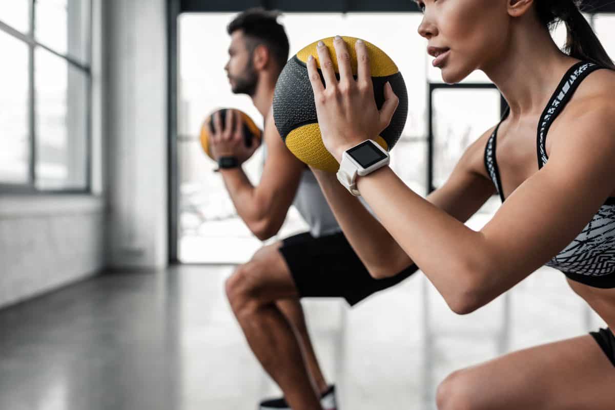 Couple training for kayaking with medicine balls