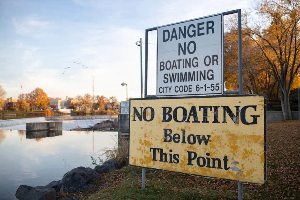 Sign showing restricted area rules for boats and kayaks